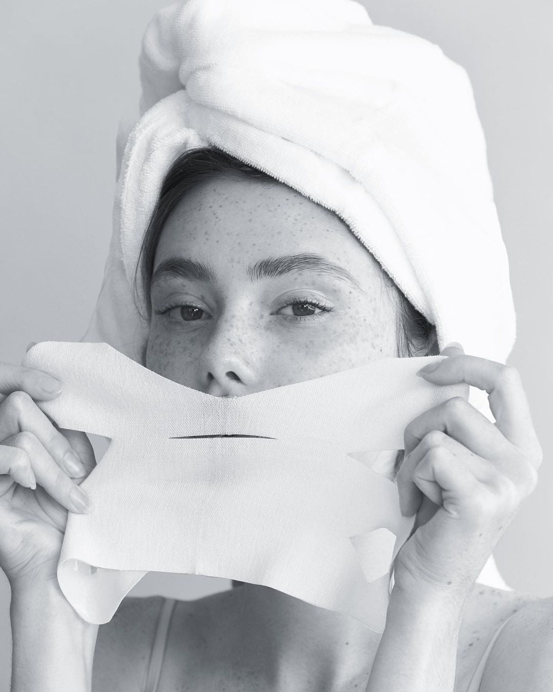 Mujer poniéndose una mascarilla